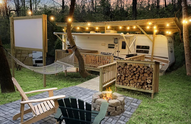 Ramblin Rose Mountain Camping with Theater, Hot-Tub, Fire-Pit & Hiking Trails