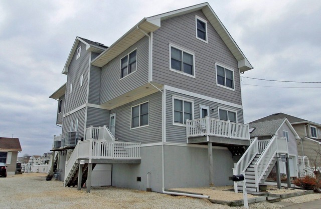 RAN131F | Enjoy access to Lake Louise, fishing, crabbing & more at this immaculate property!