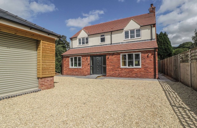RANBIR HOUSE, pet friendly, with hot tub in Longhope