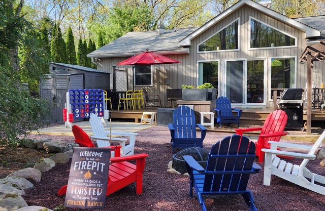 Ranch at Bear Creek Lake Jim Thorpe game room, fire pit walk to pool and lake!