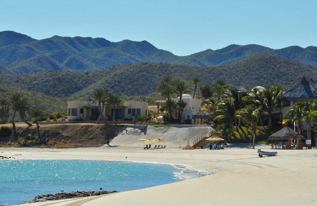 Rancho de Costa: One-of-a-Kind Beachfront Estate on the Bay of Dreams