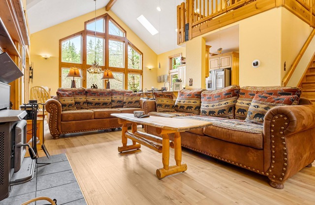 Rapid River Retreat, gourmet kitchen, fireplace, hot tub