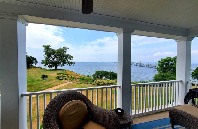 Rappahannock River 4 bdr 3 1/2 bath overlooking the River w/pool as in season.nn