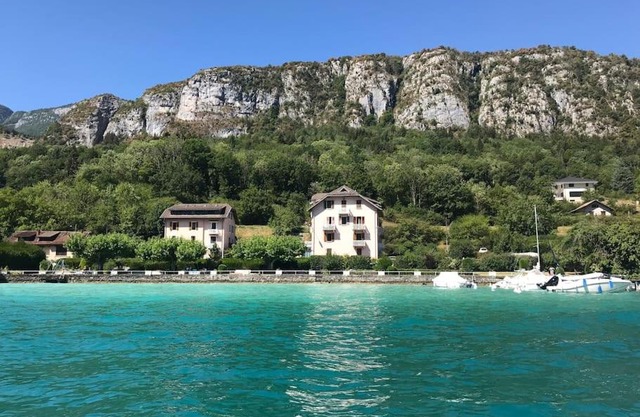 Rare 2 bedroom with private beach on Lake Annecy