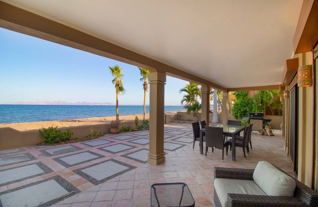 Rare Beachfront Steps to Sand/Paddleboards and Bikes