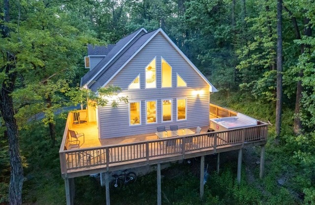Ravens Roost-mountain views, hot tub, fireplace
