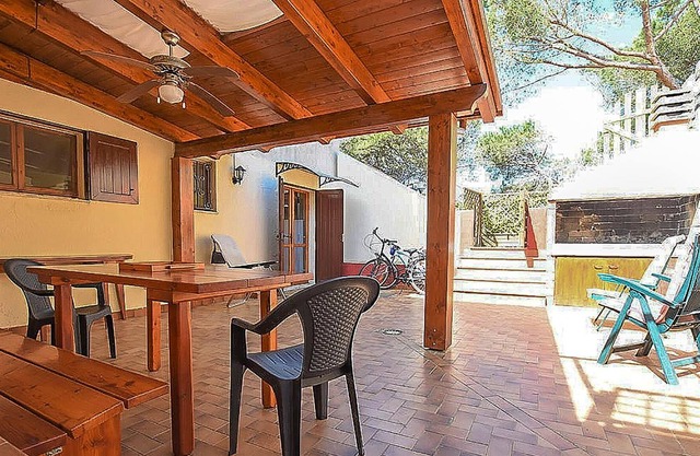 Reach from this practical apartment, after only a few meters, the sandy beach of Platamona.