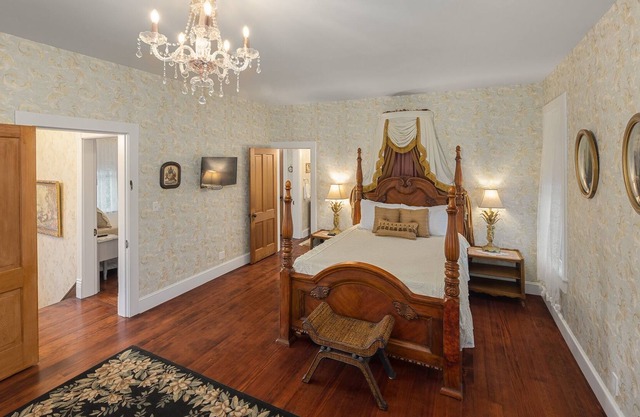 READ DESCRIPTION-TWO ROOM SUITE ONLY-1890s Victorian-Tillamook-Goodspeed House