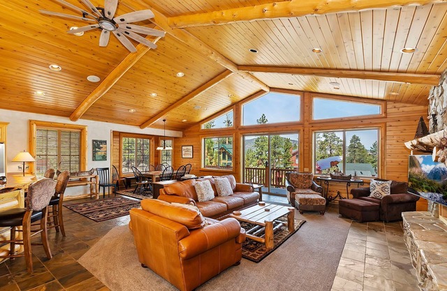 Rebel Ridge Retreat by Destination Big Bear : Gorgeous Mountain Views Backing to Nature Preserve in Eagle Mountain Estates! 2 Master Suites! Hot Tub! Pet Friendly!