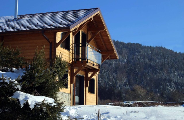 Recent fenced chalet view of nature and mountains wifi charges included