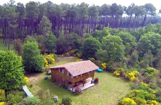 Recent wooden house between ocean and forest for 7 people