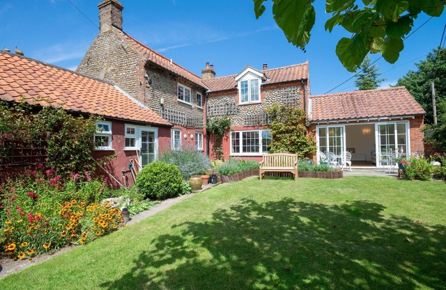 Recently renovated elegant cottage ,1 mile to the sea ,wonderful walks