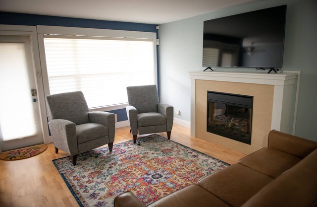 Recently Updated 2BD Condo in Edmonds WA - Great Location!
