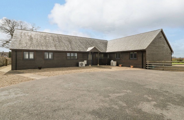 RECTORY FARM LODGE, pet friendly, with a garden in Queen Camel