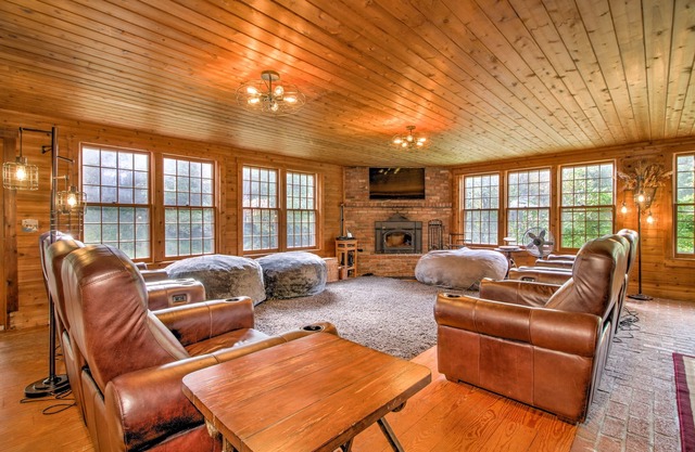 Red Brick Retreat - 8br 6ba Hot Tub Sauna Home Gym