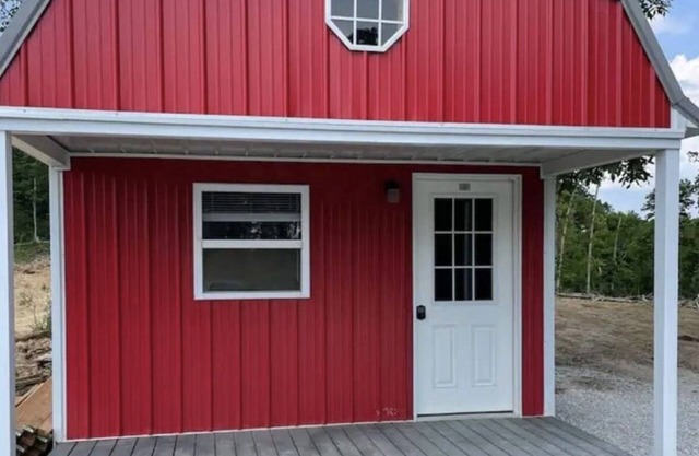 Red cabin close to University of Central Missouri and Whiteman AF Base