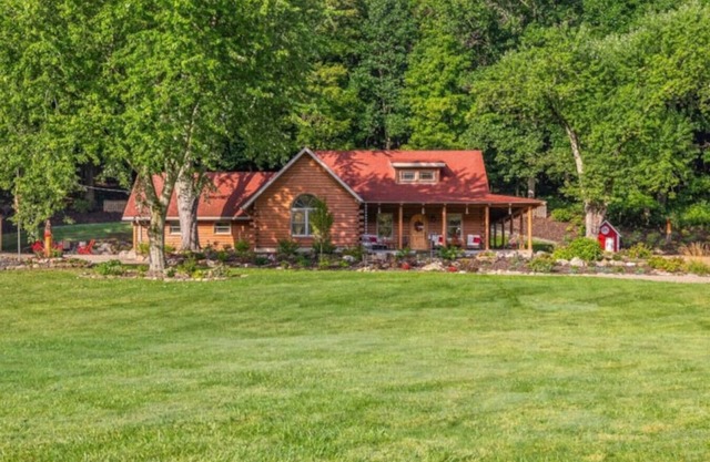 Red Cardinal Lodge Near Snow Trails