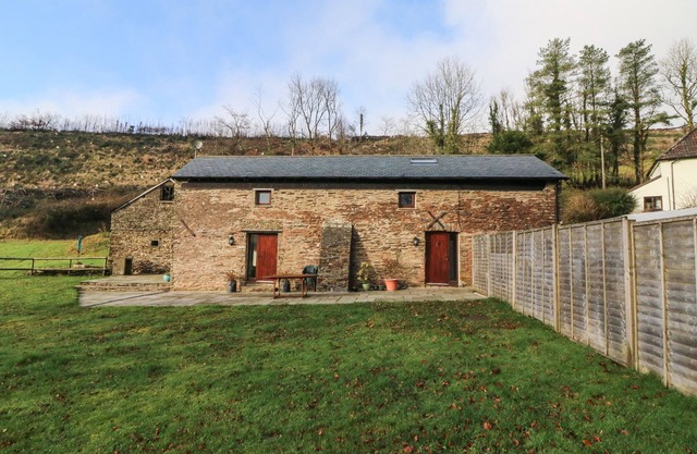 RED DEER COTTAGE, pet friendly, with a garden in Wheddon Cross