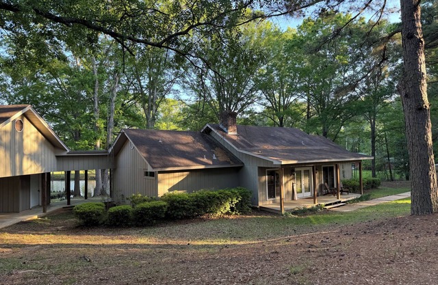 Red Dirt Retreat: Newly Renovated Lakefront Property with Covered Parking