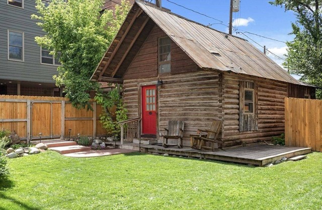Red Door Hideout | D/T Carbondale, A/C, Lush Yard