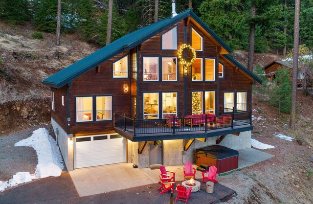 Red Fox Luxury Lodge - Gorgeous Views of Lake Cle Elum - Hot Tub - Game Room