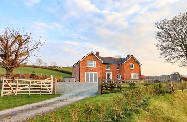 RED HOUSE FARM, pet friendly, with hot tub in Llanfair Caereinion