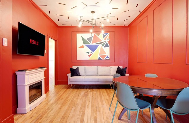 Red My Mind | Subway nearby | Parking ($)