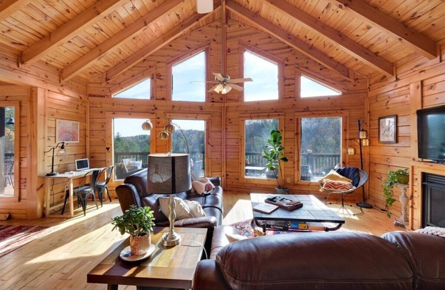 Red River Gorge Cabin with Hot Tub~AMAZING VIEW~Pool Table~Perfect for groups