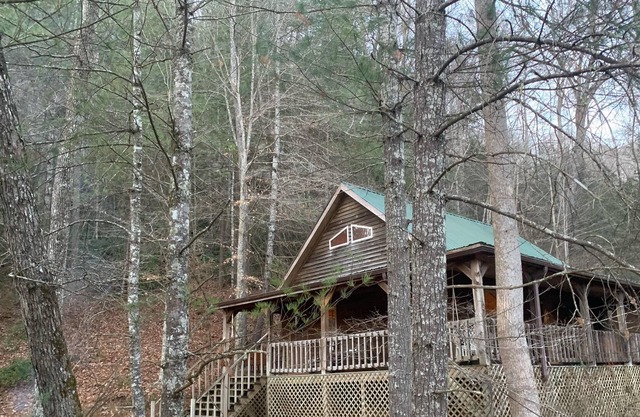 Red River Gorge secluded 2 bedroom cabin with a hot tub