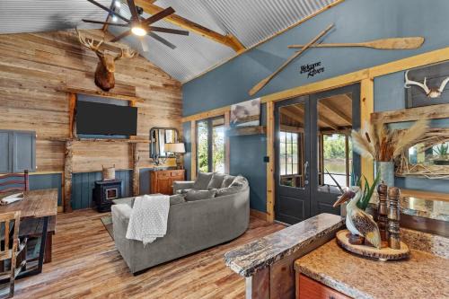 Red River Lodge With Panoramic River View