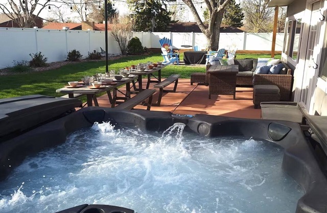 Red Rocks + HOT TUB + Bocce Ball + PICKLEBALL+ Fire Pit + 8 Beds + ARCADE