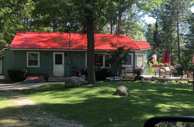 Red Roof Hilltop Cottage Overlooking Lake W/Extra Bunkhouse And Pet Friendly!