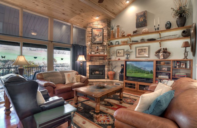 Red Tail (#781) |10 min to Ski - Views - Golf Course - AC/Pool/Hot Tub