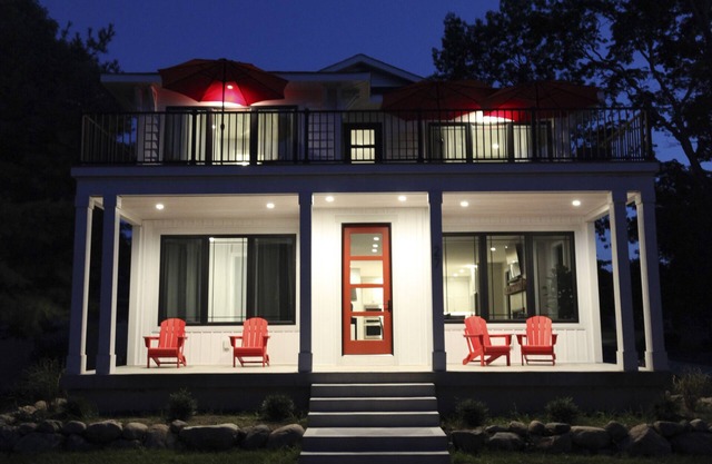REDBUD HOLIDAY HOUSE: Spacious, Modern Home–Sleeps 14 Plus Incredibly Walkable!