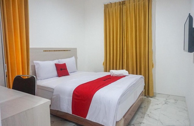 RedDoorz near Araya Family Club House
