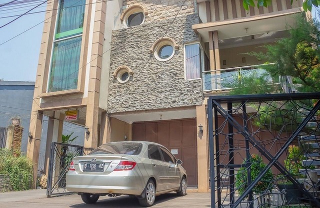RedDoorz Syariah near Pasar Modern Cikopo