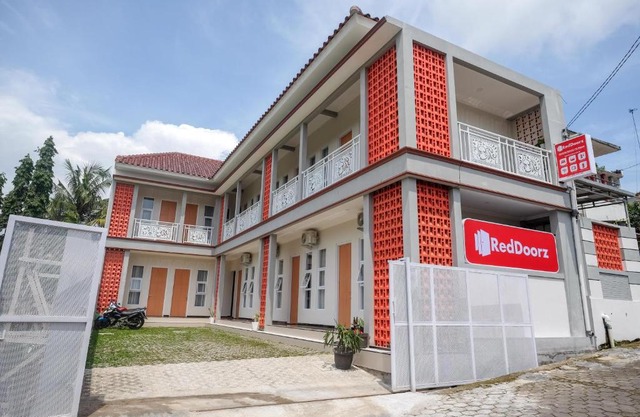 RedDoorz Syariah near Universitas Tidar Magelang