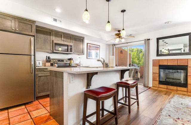 Redesigned Red Rock condo with golf-course-view patio, fireplace, AC & pool