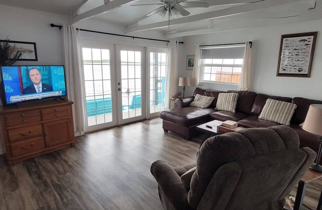 Redfish Cabin - Sleeps 8 - Boat Dock & Ramp