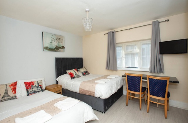 *REDUCED* Compact Studio 20 minutes to London via fast train
