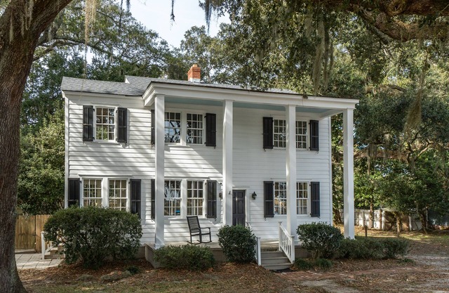 REDUCED RATES - 3 bed/2 -1/2 bath SOUTHERN CHARMER in the heart of Beaufort, SC