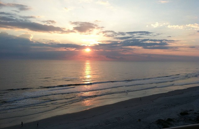 REDUCED SUMMER RATES! Luxury 3bed 3bath. Direct Oceanfront. 2 balconies