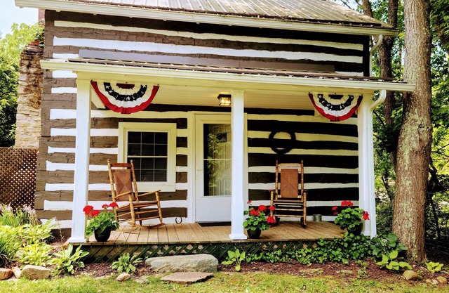 REDUCED TO 125/NIGHT HOLIDAYS , ROMANTIC LOG CABIN, NEAR NEW RIVER TRAIL PARK
