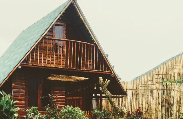 REDWOOD HOLLOW Cabana