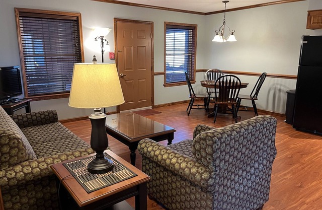 Redwood Inn & Suites - Apartment A - impeccably clean motel between CDP & ASV