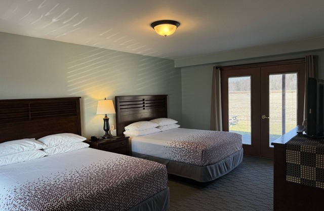 Redwood Inn & Suites Room #1 - handicap accessible, between CDP & ASV
