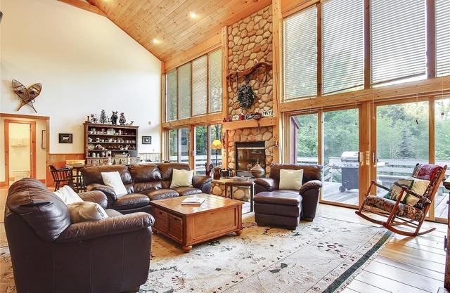 Redwood: large 8 br home near Trapp Lodge w/fireplace, a/c, game room & deck!