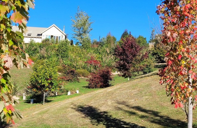 Redwood Lodge rural retreat with superb views