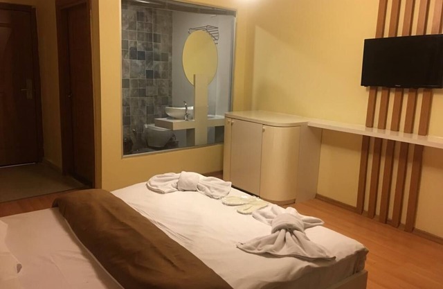 Refik Saydam Caddesi. Flash tv yaninda . No:26 . Pera 26 aprt hotel