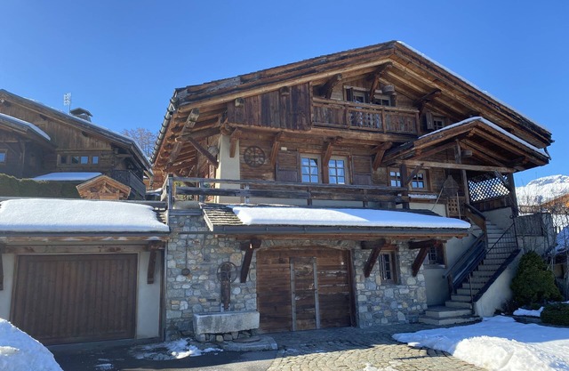 Refined, cozy chalet, terrace with exceptional views of Mont Blanc.